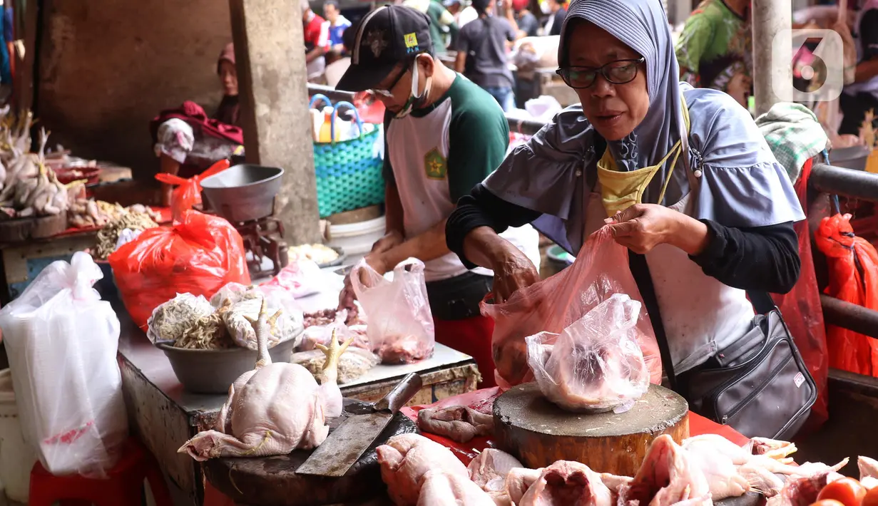 Pedagang menata ayam potong yang dijual di Pasar Kebayoran Lama, Jakarta, Rabu (14/4/2021). Memasuki bulan Ramadan, harga daging ayam alami kenaikan dari Rp 39 ribu menjadi Rp 45 ribu per kilogram. (Liputan6.com/Angga Yuniar)