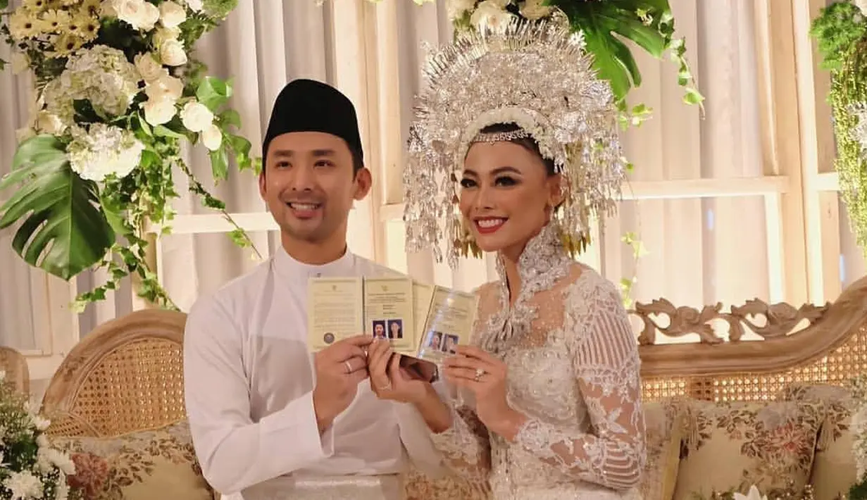 Kabar bahagia datang dari Putri Indonesia 2013 Whulandary Herman yang telah resmi menjadi istri dari Nik Ibrahim, seorang pria yang kabarnya menjabat sebagai Associate Director Investments di perusahaan Ekuinas, Malaysia. (Instagram/thecrownspotlight)