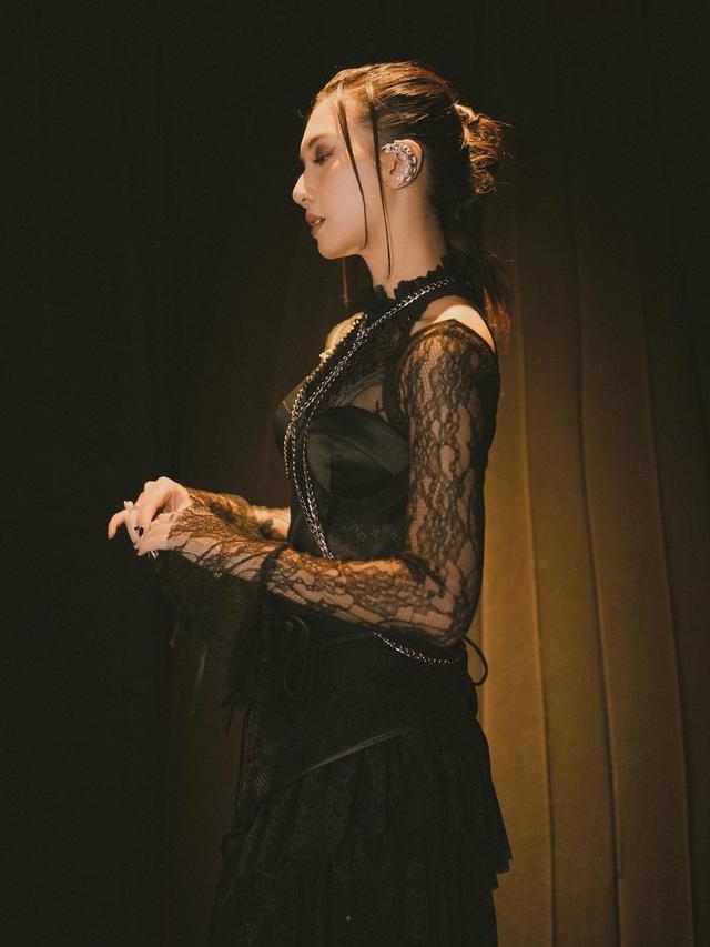 7 Pesona Sheila Dara dalam Premier Film Jagat Arwah, Tampil Berkonsep Gothic