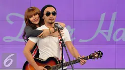 Cinta Penelope (kiri) memeluk Putra Myface usai memainkan salah satu lagu terbarunya di SCTV Tower, Jakarta, Rabu (10/8). Putra Myface merupakan produser film 3 Pilihan Hidup yang juga dibintangi Cinta. (Liputan6.com/Helmi Fithriansyah)