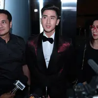 Belum lama ini video ciuman Verrell Bramasta ciuman dengan putri penyanyi Ruth Sahanaya, Nadine Waworuntu menjadi viral. Saat ditemui di kawasan Tendean, ia mengakui video tersebut. Kini, hanya bisa memperbaiki kedepannya. (Deki Prayoga/Bintang.com)