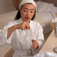 Jerawat bisa muncul kapan saja—tidak hanya pada masa remaja. Faktor yang memengaruhi kondisi ini sangat beragam, mulai dari produksi minyak berlebih, gaya hidup, kebiasaan menyentuh wajah, stres, hingga perubahan hormon. (foto/dok: freepik)