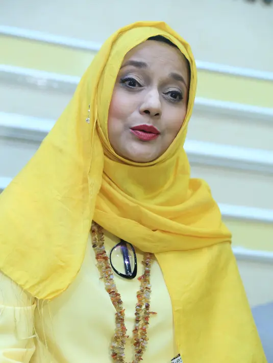 "Dia pakai lawyer Farhat Abbas dan Djamalluddin sahabatnya. EO bayar lunas honor saya, lalu EO batalkan acara secara sepihak. Lalu salah saya di mana? Saya kembalikan honorarium saya yang dinyatakan sepihak," ucapnya. (Adrian Putra/Bintang.com)