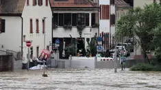 Kondisi kawasan bersejarah di Heidelberg, Barat Daya Jerman saat tergenang luapan air sungai Neckar pada tanggal 3 Juni 2024. (Daniel ROLAND/AFP)