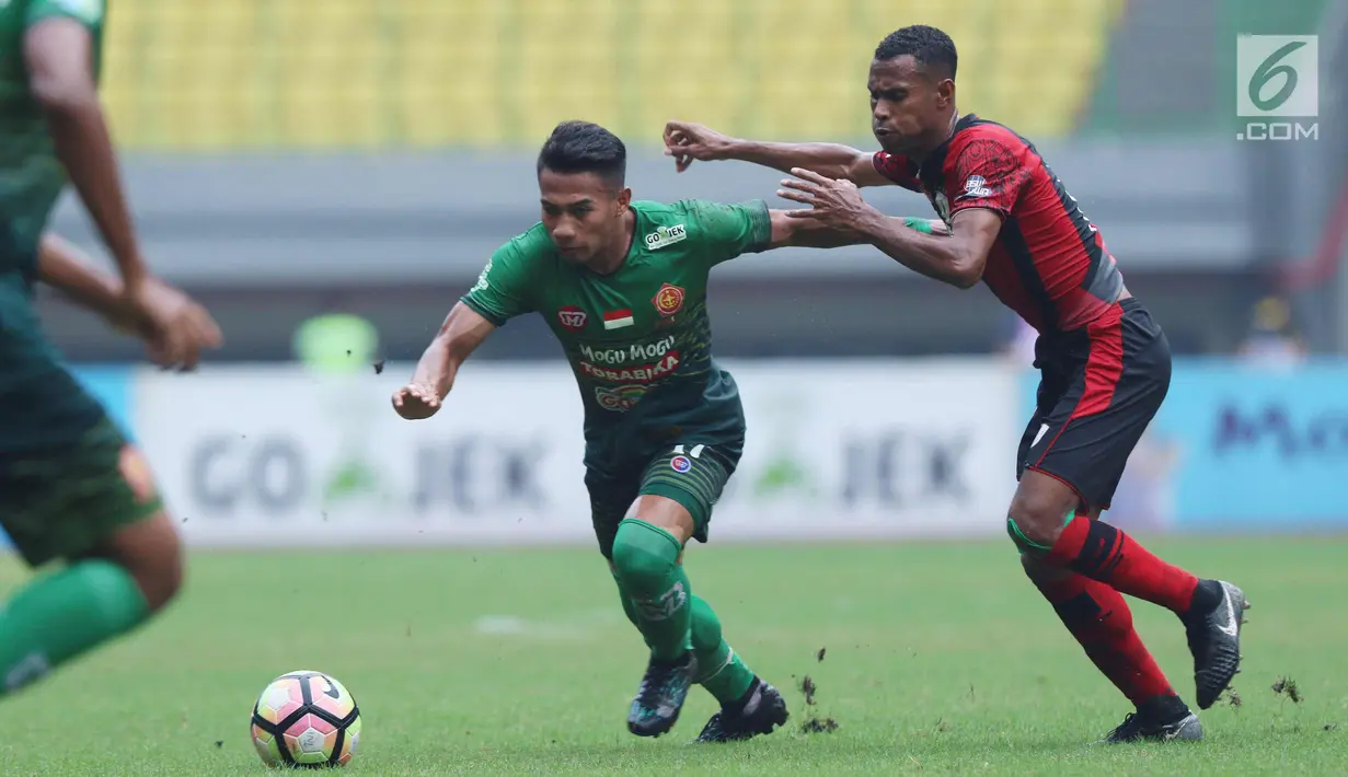 Pemain depan PS TNI, A Nufiandani (tengah) menghindari kawalan pemain Persipura, Ruben Sanadi pada lanjutan Liga 1 Indonesia di Stadion Patriot Candrabhaga, Bekasi, Sabtu (4/11). PS TNI unggul 2-1. (Liputan6.com/Helmi Fithriansyah)