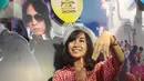Selain menjajal aneka kuliner, Anisa Rahma juga berburu suvenir JIExpo.. (Nizar Zulmi/Bintang.com)