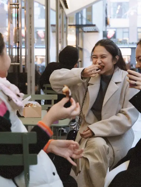 Bertemu Nagita Slavina, istri Pratama Arhan mengenakan coat coklat panjang yang diserasikan dengan celananya. Sambil membawa tas Chanel hitam.  [@azizahsalsha_]