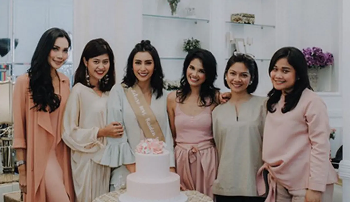 Selain keluarga, para sahabat Tyas Mirasih juga bahagia menyambut hari pernikahannya. Seperti yang terlihat beberapa waktu lalu di acara Bridal Shower yang dipersembahkan teman-temannya untuk Tyas. (Instagram/tyasmirasih)