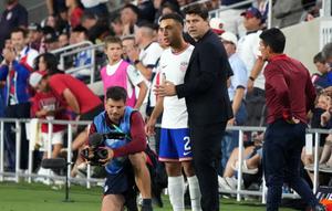 Pelatih kepala Timnas Amerika Serikat, Mauricio Pochettino, menyaksikan pertandingan persahabatan internasional antara Jepang dan USMNT di Lower.com Field pada 9 September 2025 di Columbus, Ohio. Koji Watanabe/Getty Images via AFP)