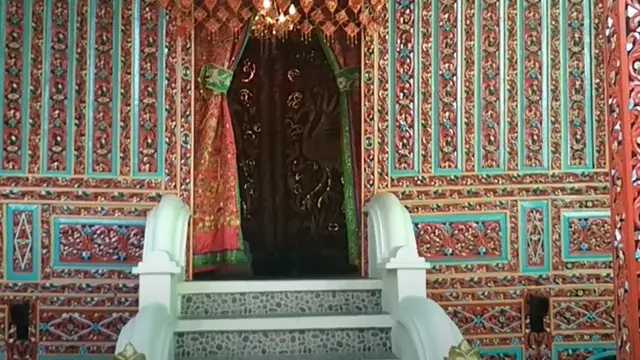 Potret rumah gadang milik mendiang Dorce Gamalama (Sumber: YouTube/Ajo Tipi)