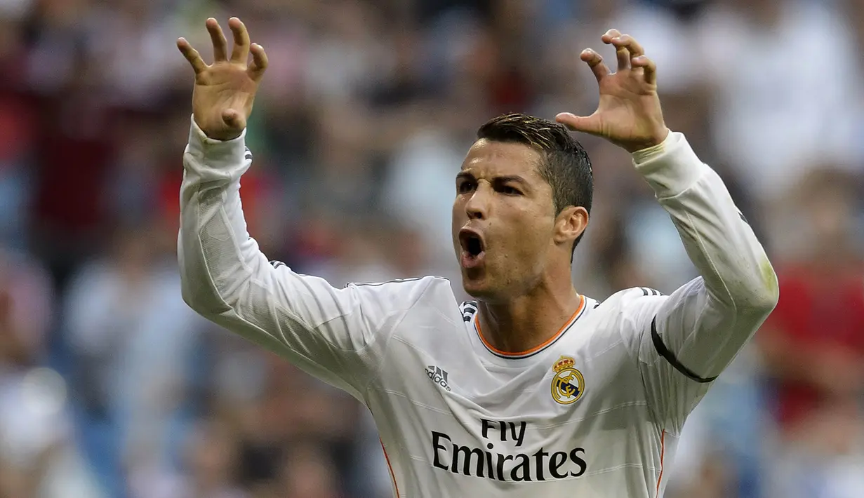 Bintang Real Madrid, Cristiano Ronaldo, merayakan gol yang dicetaknya ke gawang Getafe pada laga La Liga Spanyol di Stadion Santiago Bernabeu, Spanyol, Minggu (22/9/2013). (AFP/Dani Pozo)