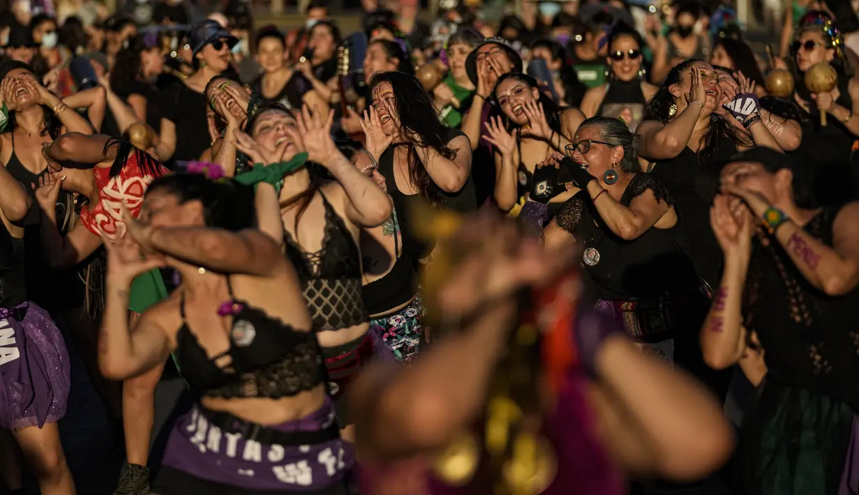 Para wanita tampil dalam pawai memperingati Hari Anti Kekerasan Terhadap Perempuan di Santiago, Chile, 25 November 2021. Majelis Umum Perserikatan Bangsa-Bangsa (PBB) mengangkat 25 November menjadi Hari Anti Kekerasan Terhadap Perempuan. (AP Photo/Esteban Felix)