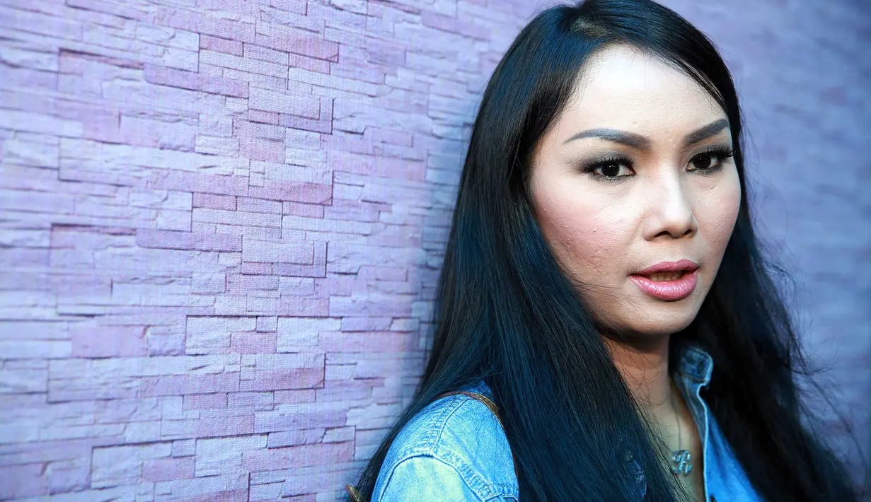 "Saya bilang sama Berto kalau saya sama Mas Dedi masih deket banget. Bukan karena mantan suami tapi dia adalah kakak saya, sahabat saya, ayah dari anak saya," kata Kalina di kawasan Tendean, Jakarta Selatan, Jumat (5/8). (Deki Prayoga/Bintang.com)