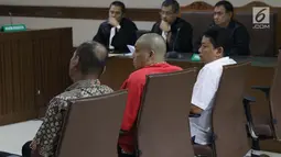 Terdakwa kasus suap dana hibah Kemenpora pada KONI, Deputi IV Kemenpora Mulyana, PPK Kemenpora Adhi Purnomo dan staf Eko Triyanta (kiri ke kanan) saat sidang tuntutan di Pengadilan Tipikor, Jakarta, Kamis (15/8/2019). Mereka dituntut antara 5 sampai 7 tahun penjara. (Liputan6.com/Helmi Fithriansyah)