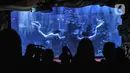 Atraksi putri duyung saat pertunjukkan bawah air di Jakarta Aquarium dan Safari (JAQS), Neo Soho Mall, Jakarta, Rabu  (21/4/2021). JAQS menghadirkan pertunjukkan putri duyung dalam rangka memperingati Hari Kartini. (merdeka.com/Iqbal S Nugroho)