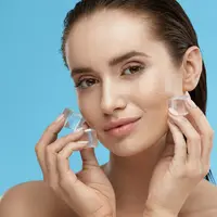 ilustrasi manfaat es batu/puhhha/shutterstock