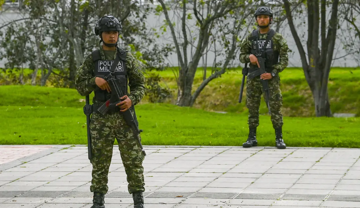 Anggota tentara Kolombia berjaga di dekat kedutaan Amerika Serikat (AS) di Bogota, Rabu (18/10/2023). (Juan BARRETO / AFP)
