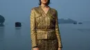 Aktris Amy Lo menutup deretan selebriti dengan penampilannya yang mewah. Ia mengenakan jacquard blazer dan midi skirt berwarna emas yang berkilau, memberikan kesan mewah dan elegan. Penampilannya menjadi sorotan utama, menambah kemewahan di acara bergengsi ini. [Dok/Chanel].