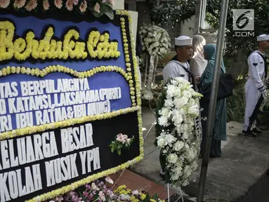 Karangan bunga duka cita di rumah duka aktor senior Amoroso Katamsi di Komplek Angkatan Laut Pangkalan Jati, Pondok Labu, Jakarta, Selasa (17/4). Pemeran Presiden Soeharto dalam film "G30S/PKI" itu meninggal di usia 79 tahun. (Liputan6.com/Faizal Fanani)