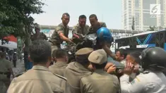Petugas gabungan Dishub dan Satpol PP Pemerintah Provinsi DKI menggelar operasi parkir liar di kawasan jalan Veteran Jakarta Pusat