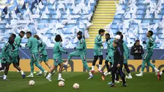 Para pemain Madrid melakukan pemanasan saat sesi latihan tim di Stadion Etihad di Manchester, barat laut Inggris, pada 25 April 2022. Real Madrid akan bertanding melawan Manchester City pada leg pertama semifinal Liga Champions. (AFP/Oli Scarff)