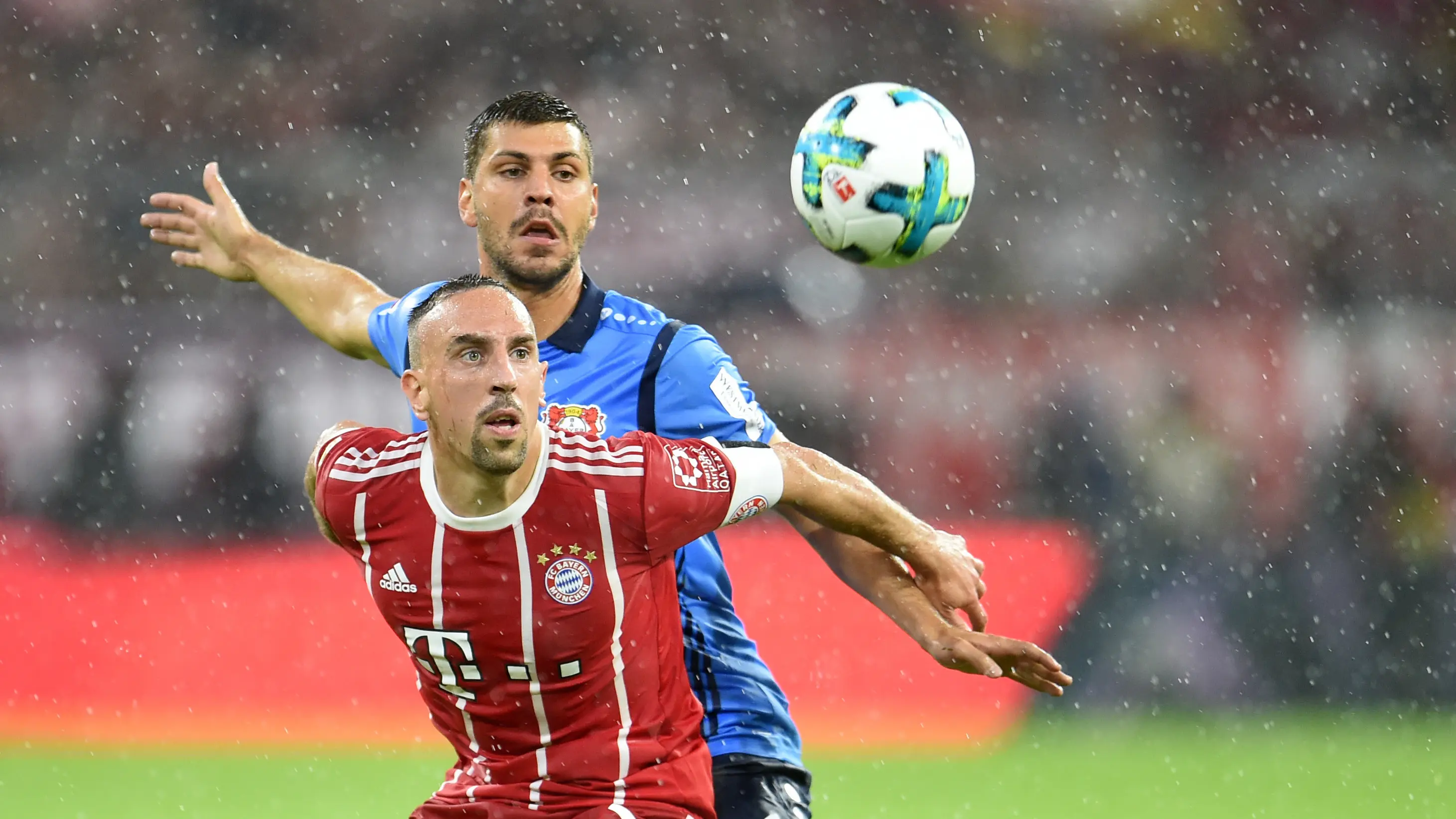 Aksi pemain Bayern Munchen, Franck Ribery berebut bola dengan pemain Leverkusen, Aleksandar Dragovic (belakang) (AFP/dpa/Sven Hoppe) 