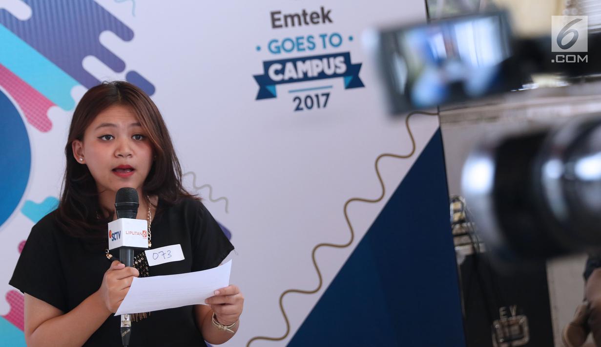Salah satu peserta audisi lomba news presenter beradu kemampuan membaca berita saat gelaran Emtek Goes To Campus 2017 di Telkom University, Bandung, Rabu (29/11). (Liputan6.com/Helmi Fithriansyah)