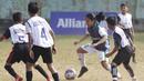Sejumlah anak mengikuti tes fisik program Allianz Explorer Camp 2019 di Lapangan PSPT Tebet, Jakarta, Sabtu (22/6). Nantinya akan ada pemenang yang diberangkatkan ke Singapura dan Munchen. (Bola.com/Vitalis Yogi Trisna)