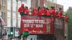 Para Pemain Arsenal berada diatas bus melakukan parade keliling kota untuk merayakan kemenangan usai meraih Piala FA di London, Inggris, (31/5/2015). Arsenal meeraih Trofi piala FA usai mengalahkan Aston Villa 4-0. (REUTERS/Neil Balai)