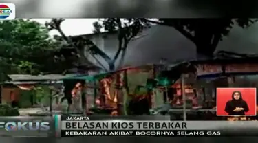 Belasan kios pedagang di Pulogadung musnah terbakar. Kebakaran diduga berasal dari selang gas yang bocor.