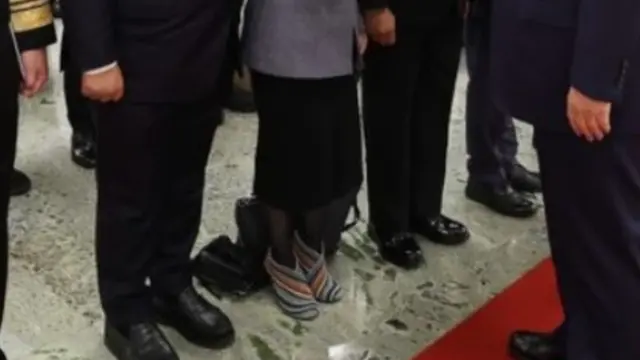 Sepatu Unik Stella Christie Saat Ketemu Presiden China Xi Jinping Sukses Curi Perhatian.