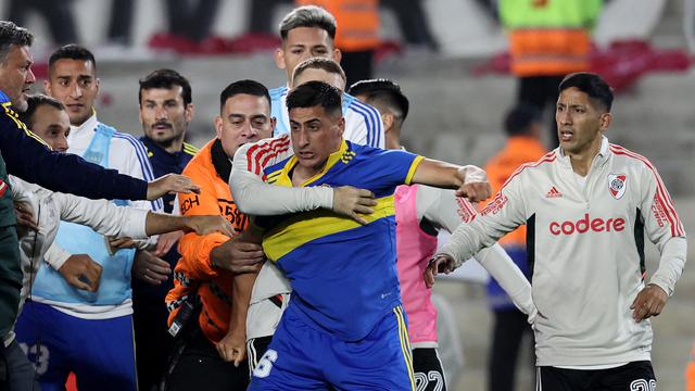 Foto: Keributan di Laga Superclasico, Wasit Keluarkan 7 Kartu Merah