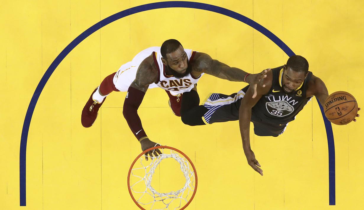 Pebasket Golden State Warriors, Kevin Durant, berusaha memasukkan bola saat melawan Cleveland Cavaliers pada Gim 2 Final NBA di Oracle Arena, Senin (4/6/2018).Kevin Durant terpilih sebagai pemain terbaik Final NBA 2018. (AP/Ezra Shaw)