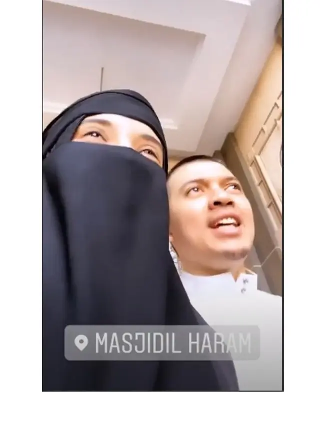 Curi Perhatian, Ini 5 Penampilan Zaskia Sungkar Gunakan Cadar saat Umroh