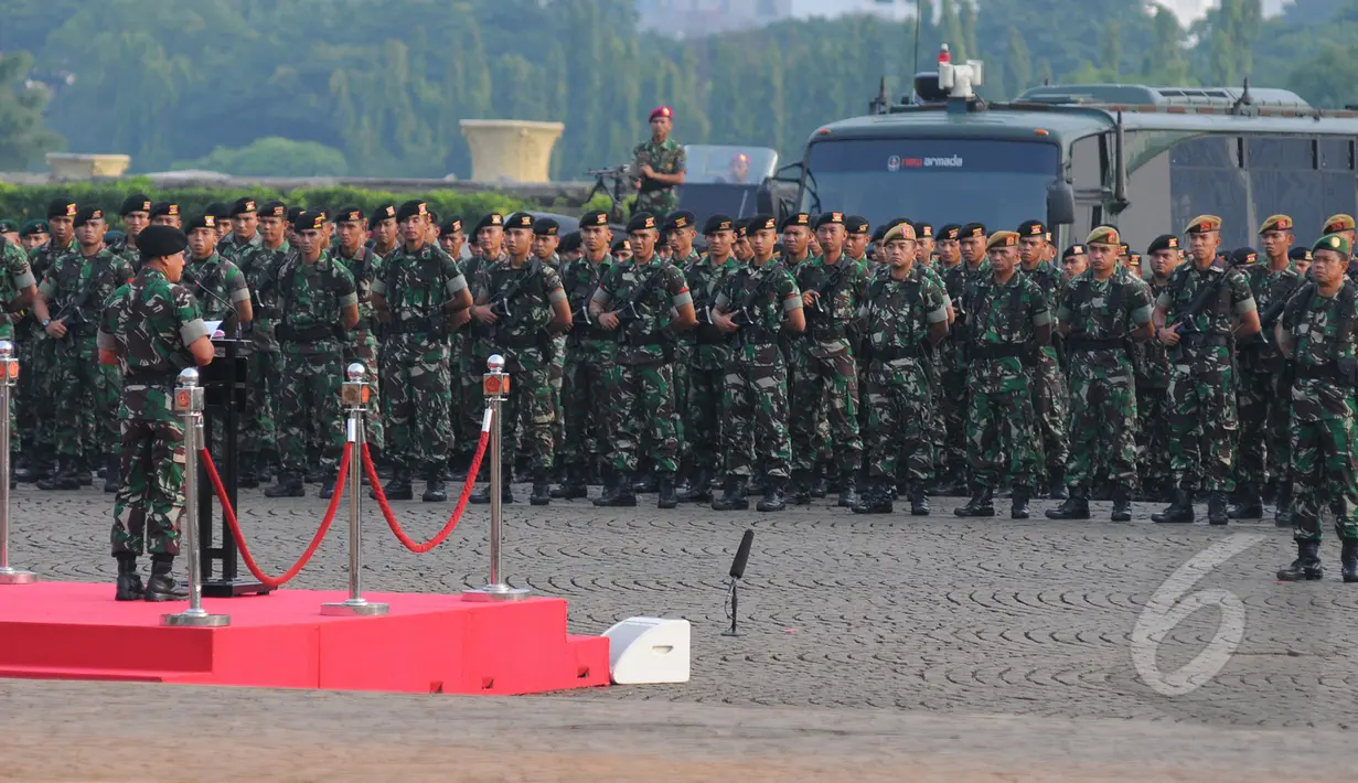 Panglima TNI Jenderal TNI Moeldoko, memimpin Apel gelar pasukan jelang KAA ke-60 2015 di Kawasan Monas, Jakarta, Rabu (15/4/2015). KAA ke-60 akan berlangsung pada 18-24 April 2015 di Jakarta dan Bandung. (Liputan6.com/Herman Zakharia)