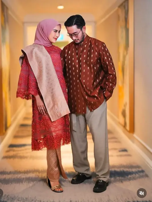 Sementara itu, sang suami, Jeje, tampil tak kalah stylish dengan mengenakan top oversize yang terinspirasi dari beskap. Warna koral senada dengan motif simpel menambah kesan mewah dan elegan. @wanda_haraa/@didietmaulana].