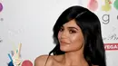 Di sisi lain, saat ini Kylie Jenner telah berpaling ke lain hati, yakni seorang rapper bernama Travis Scott. Keduanya tersiar saling mencintai dan selalu memamerkan kemesraan saat berada di tempat umum. (AFP/Bintang.com)