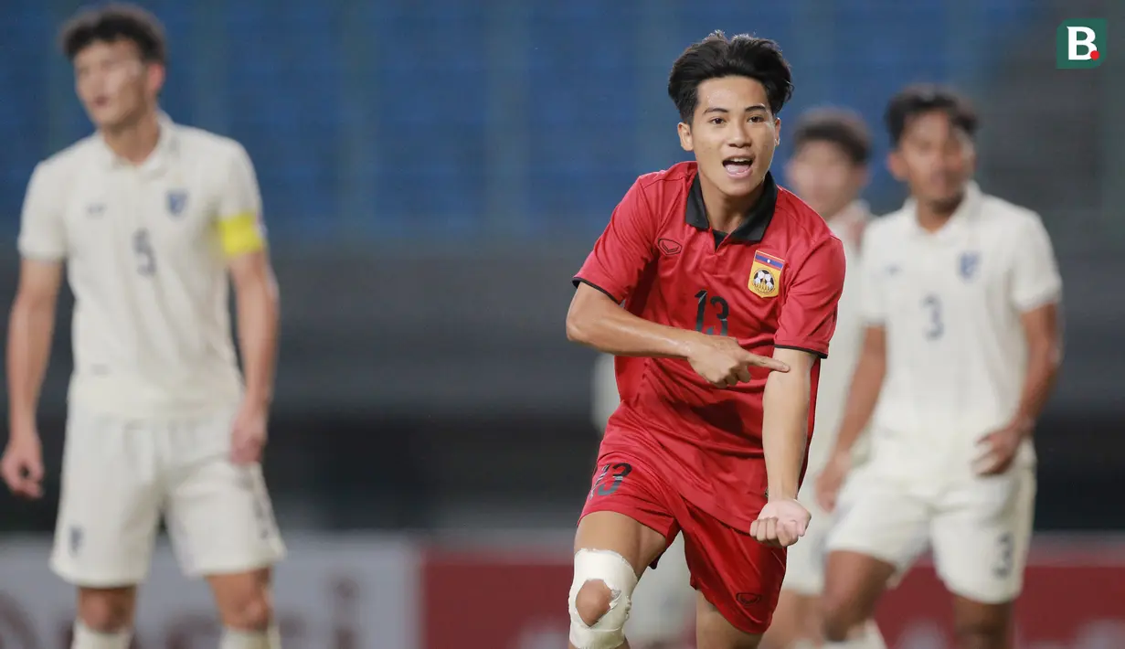 Pemain Laos U-19, Peeter Panthavong (tengah) usai menjebol gawang Thailand U-19 pada laga semifinal Piala AFF U-19 2022 di Stadion Patriot Candrabhaga, Bekasi, Rabu (13/7/2022). (Bola.com/M Iqbal Ichsan)