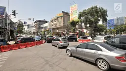 Kepadatan arus lalu lintas saat uji coba sistem satu arah (SSA) di Jalan H Agus Salim dan Jalan KH Wahid Hasyim, Jakarta, Selasa (9/10). Uji coba ini berlangsung pada tanggal 8 hingga 22 Oktober 2018. (Merdeka.com/Iqbal Nugroho)