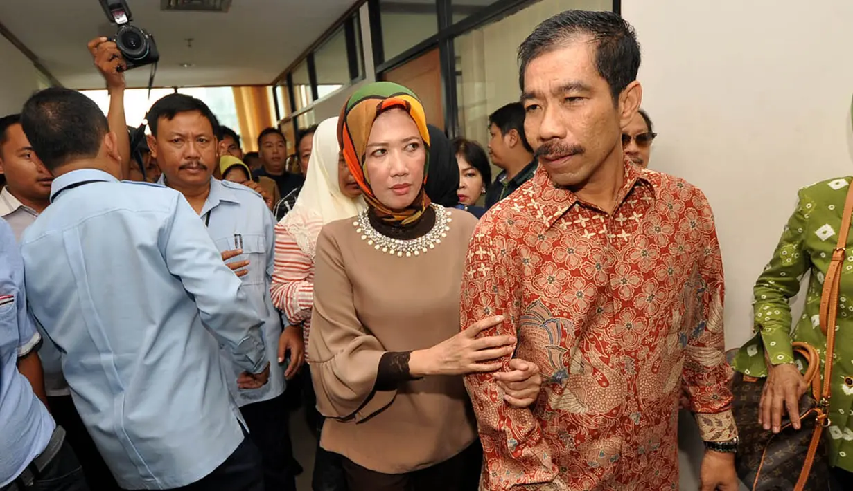 Walikota nonaktif Palembang, Romi Hertondan istrinya, Masyito usai menjalani sidang perdana di Pengadilan Tipikor, Kamis (20/11/2014). (Liputan6.com/Miftahul Hayat)