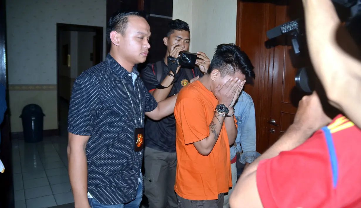 Polisi berhasil menangkap tersangka RA, mucikari prostitusi online saat sedang menjajakan artis AA, Mapolres Jaksel, Sabtu (9/5/2015). Untuk sekali kencan, calon pelanggan dikenai tarif antara Rp 80-200 juta. (Liputan6.com/Panji Diksana)