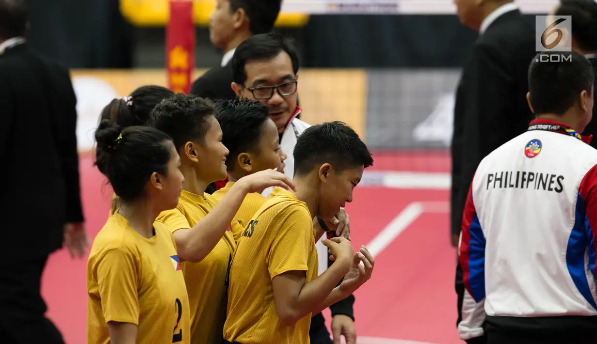 Tim sepak takraw putri Filipina merayakan kemenangan atas Indonesia yang memilih tak hadir dalam SEA GAMES 2017 di Titiwangsa Indoor Stadium, Kuala Lumpur, Malaysia, Senin (21/8). Indonesia dinyatakan kalah walk out (WO). (Liputan6.com/Faizal Fanani)