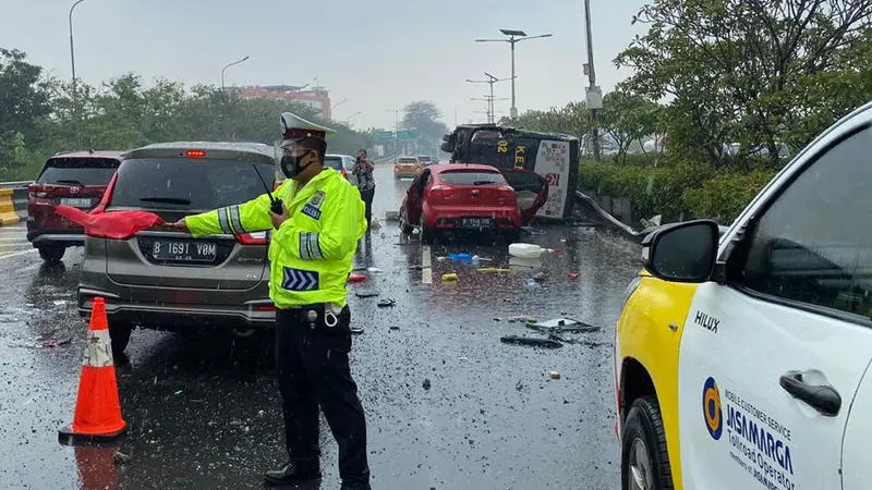 Kecelakaan beruntun melibatkan bus Kemhan di Tol Jagorawi Km 03