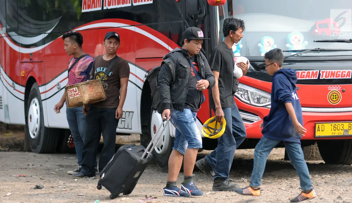 Calon penumpang menuju bus antar kota antar provinsi di Terminal Bus Bayangan Lebak Bulus, Jakarta, Sabtu (9/6). Rata-rata calon pemudik akan berangkat menuju daerah disekitar Jawa Tengah dan Jawa Timur. (Liputan6.com/Helmi Fithriansyah)
