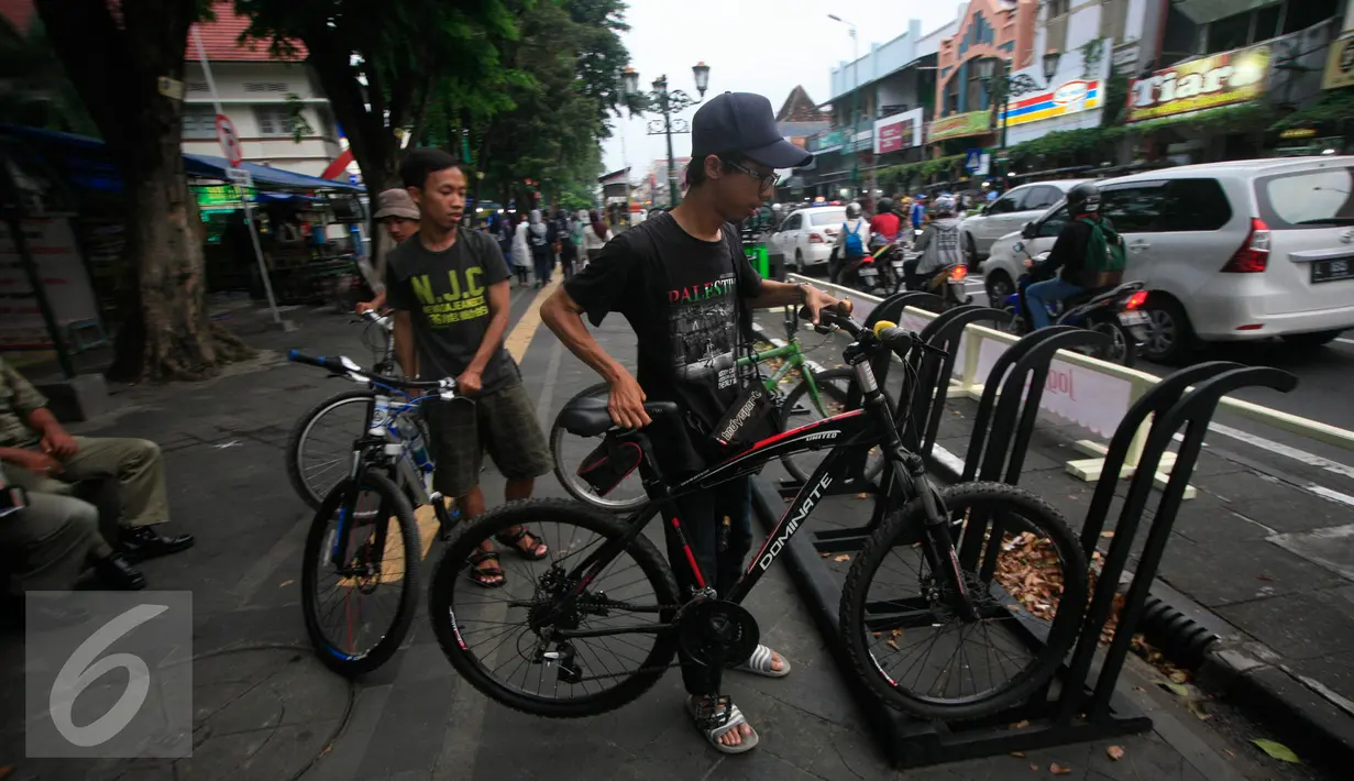 Pesepeda memarkirkan sepedanya di kawasan pedestrian Malioboro, Yogyakarta, Jumat (15/4). Meskipun sedang dilakukan penataan, pendestrian Malioboro telah menyediakan parkir untuk sepeda. (Liputan6.com/ Boy Harjanto)