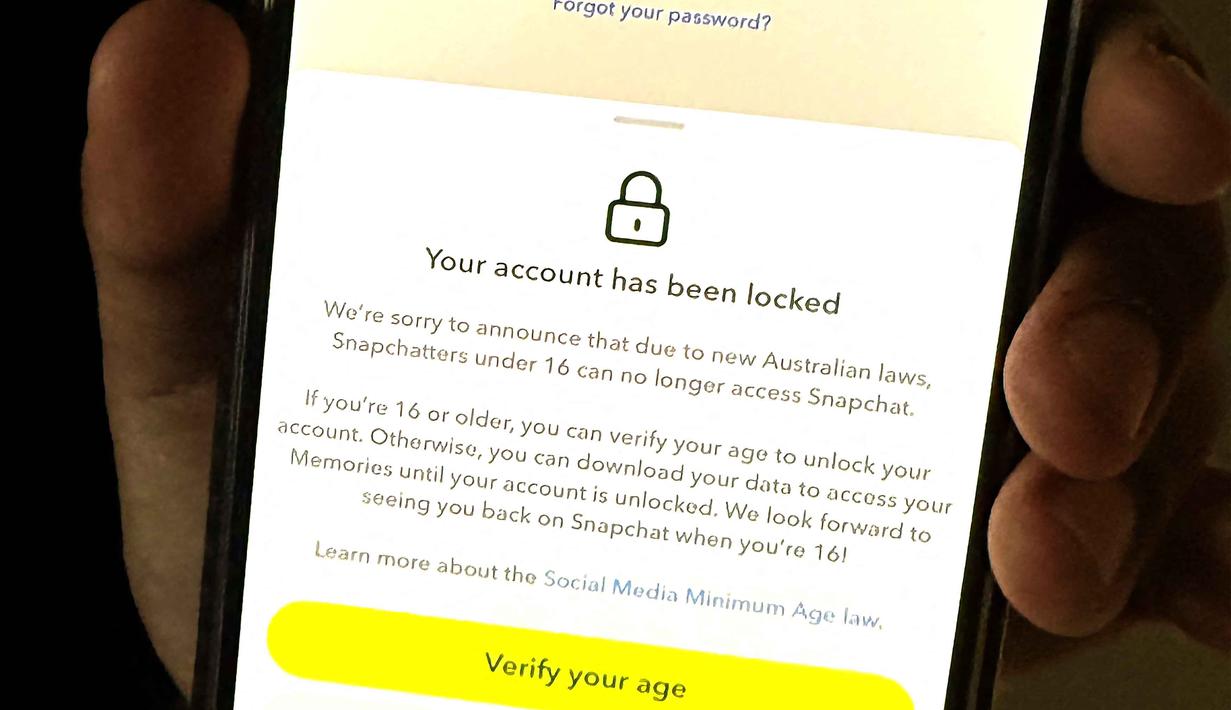 Australia akan menjadi negara pertama di dunia yang memberlakukan larangan total penggunaan media sosial bagi anak di bawah 16 tahun. Tampak dalam foto, seorang anak laki-laki berusia 13 tahun menampilkan pesan di ponselnya dari platform media sosial Snapchat setelah akunnya dikunci untuk verifikasi usia di Sydney, Australia pada Selasa 9 Desember 2025. (Foto oleh AFP)