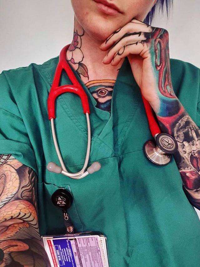 Sarah Gray, seorang dokter dengan tato terbanyak.