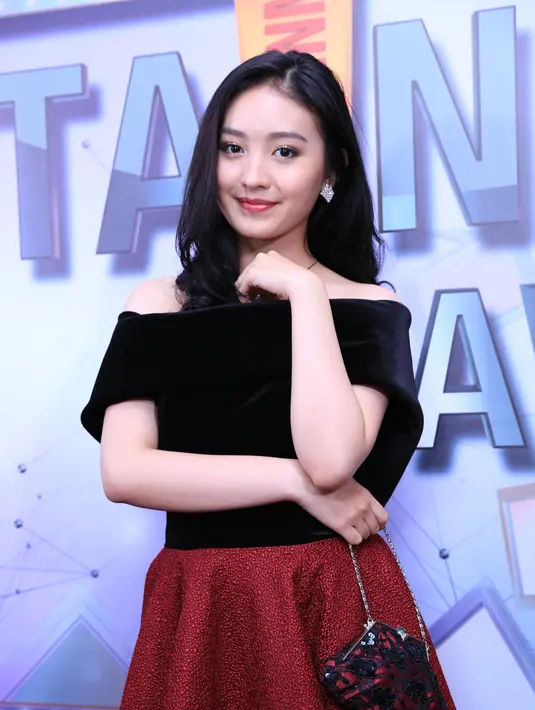 "Kita emang ngomongnya aku kamu," sahut Natasha Wilona tidak menjawab pertanyaan. Verrell Bramasta mengaku sangat mengagumi sosok Natasha. Sejak kenal, ia melihat tidak ada yang berubah. (Adrian Putra/Bintang.com)