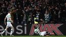 Penyerang Cetic, Moussa Dembele (kanan) merayakan golnya ke gawang Manchester City  pada laga Grup C Liga Champion di Celtic Park stadium, Glasgow, Kamis (29/9/2016)dini hari WIB. (AFP/Oli Scarf)