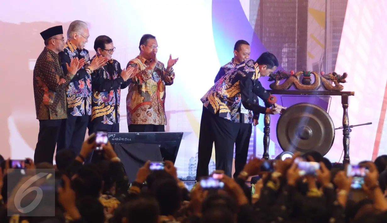 Presiden Joko Widodo memukul gong saat meresmikan pembukaan rapat kerja nasional Badan Pengurus Pusat Himpunan Pengusaha Muda Indonesia (Rakernas BPP Hipmi) dan Peluncuran "Hipmi Go to School 2017 di Jakarta, Senin (27/3). (Liputan6.com/Angga Yuniar)